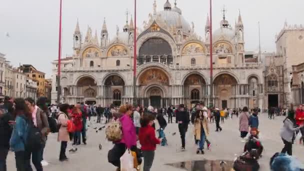 29-04-2019 ITALIA, VENECIA: Una plaza cerca de la Catedral de San Marcos, Venecia, Italia. Multitud de personas caminando por la plaza — Vídeo de stock