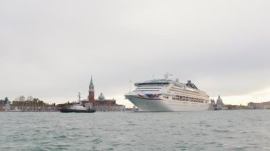 29-04-2019 İtalya, Venedik: Denize açılan büyük lüks bir yat