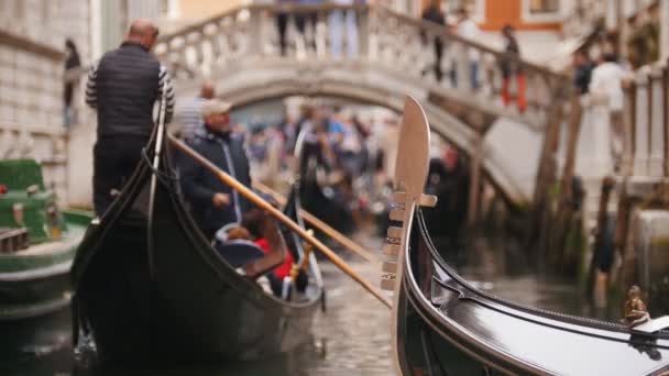 29-04-2019 이탈리아, 베니스 : 카누에 물 채널에 의해 여행. 카누에 앉아있는 사람들 — 비디오