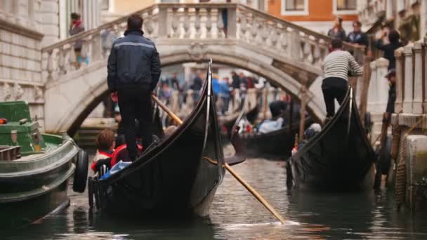 29-04-2019 ITALIA, VENEZIA: Escursioni lungo i canali d'acqua sulle canoe. Persone in attesa del loro turno — Video Stock