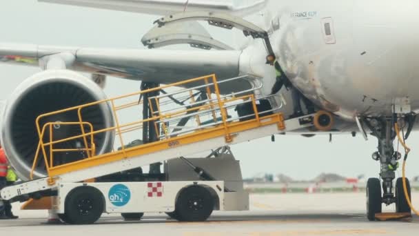 30. April 2019, Prag, Tschechien: Flughafen Vaclav havel - ein Mann steigt aus dem Flugzeug — Stockvideo