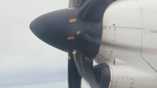Una válvula de giro de avión. Una vista desde la ventana del avión — Vídeos de Stock