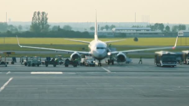 空港。滑走路に立っている巨大な飛行機。タービンからの暖かさは空気を懸念し、それを歪めます — ストック動画