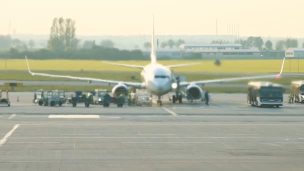 Аеропорт. Тепло від турбіни стосується повітря і спотворює його — стокове відео