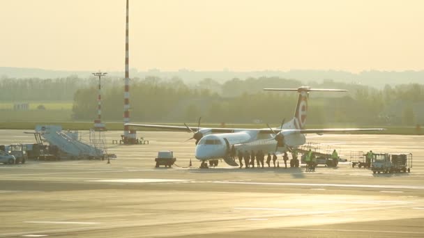 30 de abril de 2019, PRAGA, CHECA: Vaclav Havel aeropuerto - personas a bordo — Vídeos de Stock