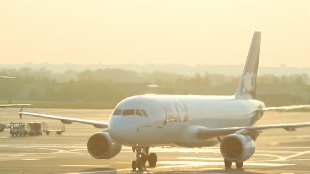 30 aprile 2019, PRAGA, Cecoslovacchia: Aeroporto Vaclav Havel - JOON AIRLINES - Un aereo che prende velocità su una pista — Video Stock