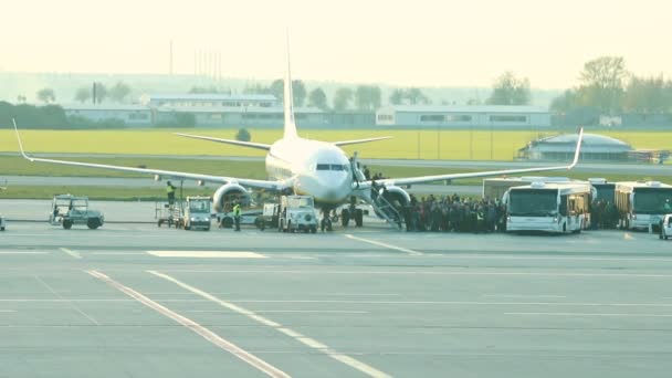 Un campo dell'aeroporto. Persone che salgono a bordo dell'autobus — Video Stock