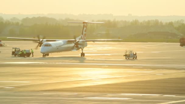 30 abril 2019, PRAGA, CHECA: Vaclav Havel aeropuerto - un avión de pie en el campo sobre un fondo de una puesta de sol y a punto de despegar — Vídeos de Stock