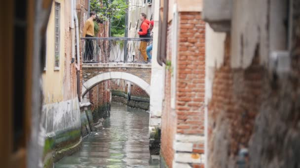 Un encuentro de jóvenes amigos en el puente y se saludan — Vídeos de Stock