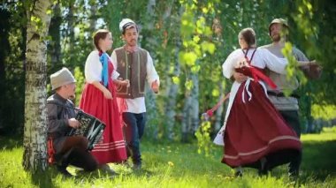 Akordeon müzik tarafından sahada dans geleneksel Rus giysileri iki mutlu çiftler