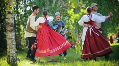 Akordeon müzik tarafından sahada geleneksel danslar dans Rus giysileri iki çift