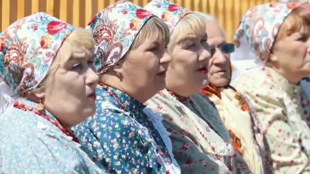 Rosja, wieś Nikolskoe, Republika Tatarstanu 25-05-2019: Grupa starych kobiet siedzących na ławce i oglądając spektakl — Wideo stockowe