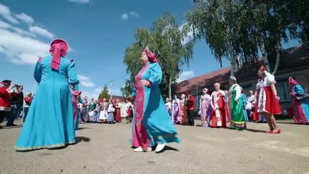RUSIA, Nikolskoe village, República de Tartaristán 25-05-2019: Mujeres maduras con ropa tradicional rusa bailando en un pueblo con música de acordeón — Vídeos de Stock