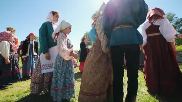 Oroszország, Nikolskoe falu, Köztársaság Tatarstan 25-05-2019: emberek egy faluban járás körbe egy zene. Tradicionális játék lejátszása — Stock videók