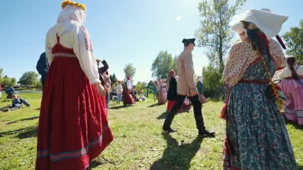 Rosja, wieś Nikolskoe, Republika Tatarstanu 25-05-2019: ludzie w wiosce chodzenie w kręgu przez muzykę. Granie w tradycyjną grę z ukryciem za inną osobą — Wideo stockowe