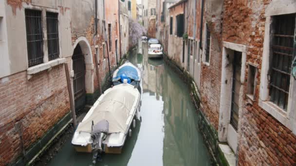 Канал на улицах Венеции. Швартованные катера — стоковое видео
