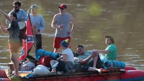 10-05-2019 艾河 - 巴什科尔托斯坦，俄罗斯：人们漂浮在木筏上 — 图库视频影像