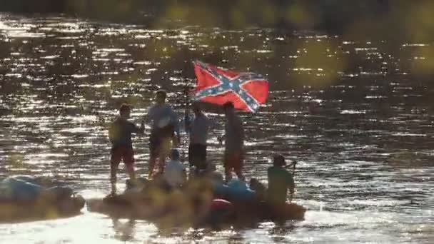 10-05-2019 AI River-Bashkortostan, Rusland: mensen zweven op het vlot op de rivier met veel dingen om te reizen. Een man zwaaiende met een vlag — Stockvideo