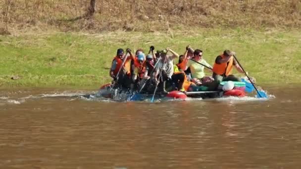 10-05-2019 AI RIVER - BASHKORTOSTAN, RUSSIA: La gente galleggia sul gommone usando le pale — Video Stock