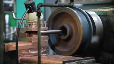 Torna çalışmalarına başlar. Metal çubuk tornalama