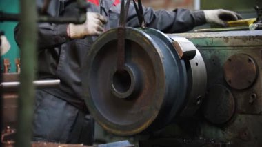 Adam işleme için malzeme hazırlar - makineüzerinde malzeme ayarlar