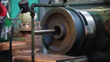 Endüstriyel bir torna çalışıyor. Metal çubuk tornalama