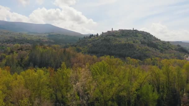 Vista aerea della foresta. In montagna, la città vista sulla montagna. Italia Toskana — Video Stock