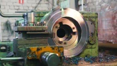 Makine iş içinde. Makine altında metal cips