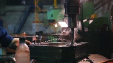 Metal Sondaj üzerinde çalışın. cips matkap etrafında döner