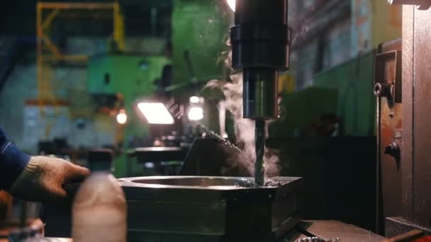 Trabajos de perforación de piezas metálicas. Hay virutas de metal y humo — Vídeos de Stock