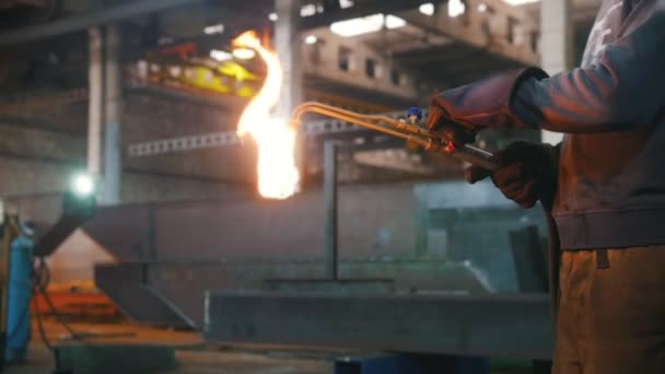 A man adjusts the power of fire on the welding machine — Stock video