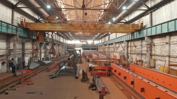 L'usine travaille dur. Grue se déplace plate-forme — Video