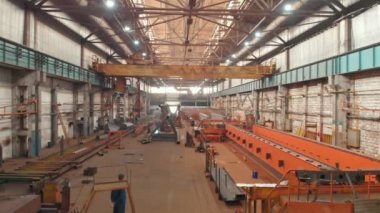 Fabrika çok çalışıyor. Uzakta, kaynak görülebilir