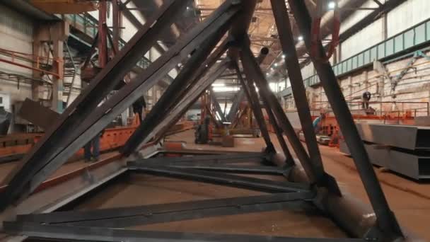 Vue à l'intérieur d'une grande structure métallique. Drone vole en douceur à l'intérieur . — Video