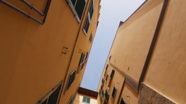 Sokakta binalar arasında alt gökyüzü görünümü