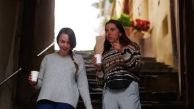 İki genç kadın yukarı çıkıp kahve ve konuşmak