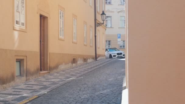 Dos jóvenes viajeras caminando por las estrechas calles y hablando. Luz del día — Vídeos de Stock