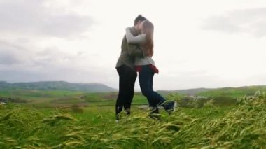 Genç çift yhe çayır bir sarılmak var, adam evlenmek için bir teklif yapar