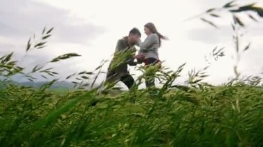 Bir adam evlilikte bir kadını çağırmak için dizlerinin üzerine oturur..