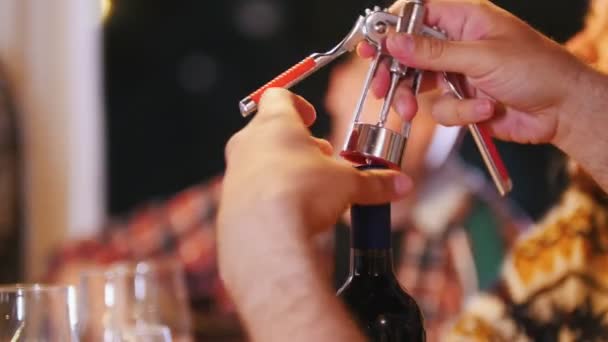 El hombre abre la botella de vino en el restaurante — Vídeos de Stock