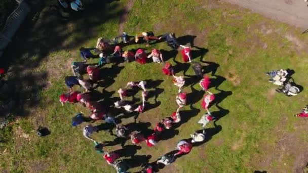 Rusland, Laishevo 25-05-2019: mensen in de traditionele Russische kleren doen een ronde dans op een groen veld — Stockvideo