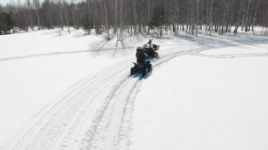 Bir kadın Atv'de bir erkeğin etrafında dolaşır ve iletişim kurarlar.