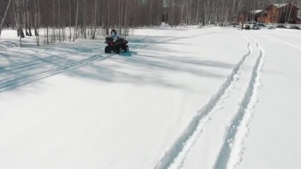 Frau fährt mit Geländewagen im Wald auf schneebedeckter Fahrbahn — Stockvideo