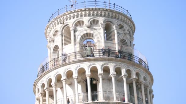 View of the Tower of Pisa. The camera goes down from the roof — Stock Video