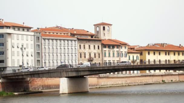 Θέα της γέφυρας πάνω από το ποτάμι. Η κάμερα μετακινείται ομαλά από αριστερά προς τα δεξιά — Αρχείο Βίντεο