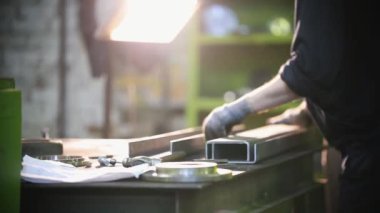 Adam kanallarla iş yapar - Döner