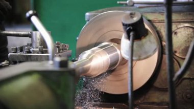 Tornadaki adam metal talaşı çıkarmak için sonundaki çubuğu çevirir.