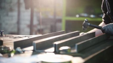 Bir adam kanallardaki boyutu ölçer.