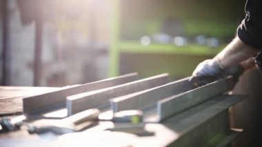 Bir adam kanalın farklı taraflarının boyutlarını alır..