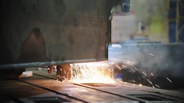 Svařování probíhá na opačné straně kovové konstrukce-moucha jisker — Stock video